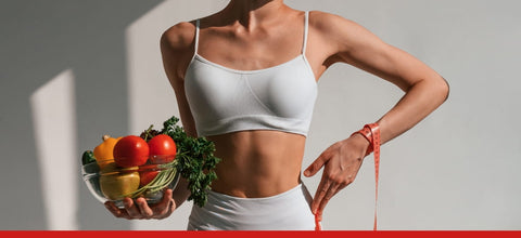 Donna in forma con verdure fresche e metro da sarta, simbolo di benessere naturale e dieta equilibrata.