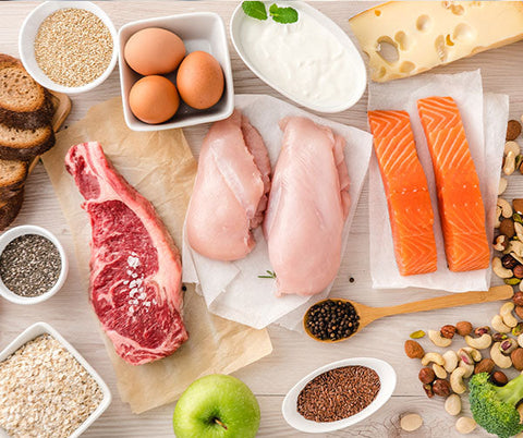 Alimenti proteici bio-disponibili: carne, pesce, uova, latticini e frutta secca per il benessere naturale.