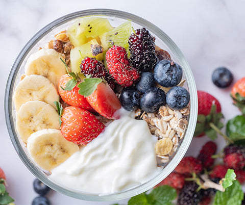 Potenziali benefici di frutta e yogurt grazie alle loro proprietà probiotiche e prebiotiche