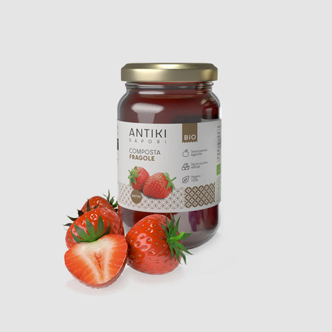 Vasetto di composta di fragole BIO ANTIKI con tappo dorato, fragole fresche intere e tagliate.