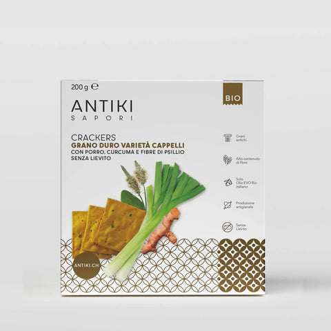 Confezione bianca di crackers Antiki Sapori con grano Cappelli, porro, curcuma e psillio, senza lievito.