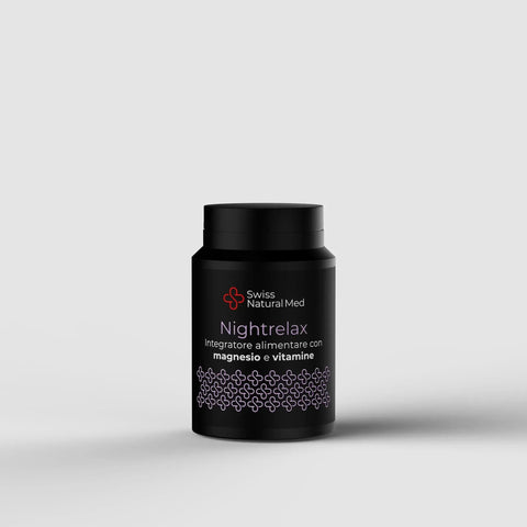 Flacone nero Swiss Natural Med Nightrelax, integratore con magnesio e vitamine, per benessere naturale.