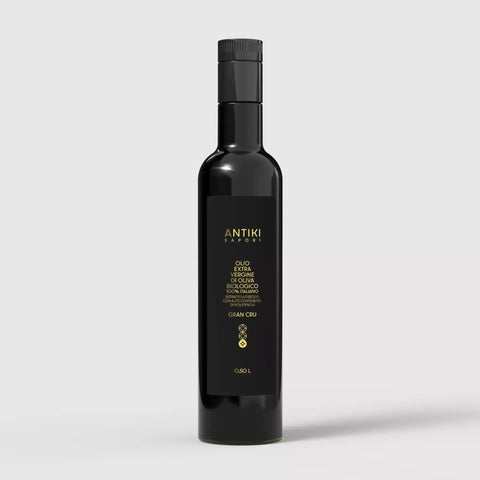 Bottiglia nera di olio extra vergine d'oliva biologico Antiki Sapori, etichetta oro, 0,50 L.