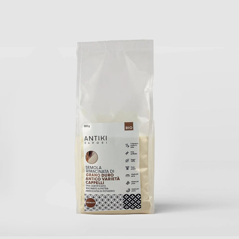 Confezione trasparente di semola rimacinata di grano duro antico Cappelli, 500g, con etichetta Antiki Sapori.