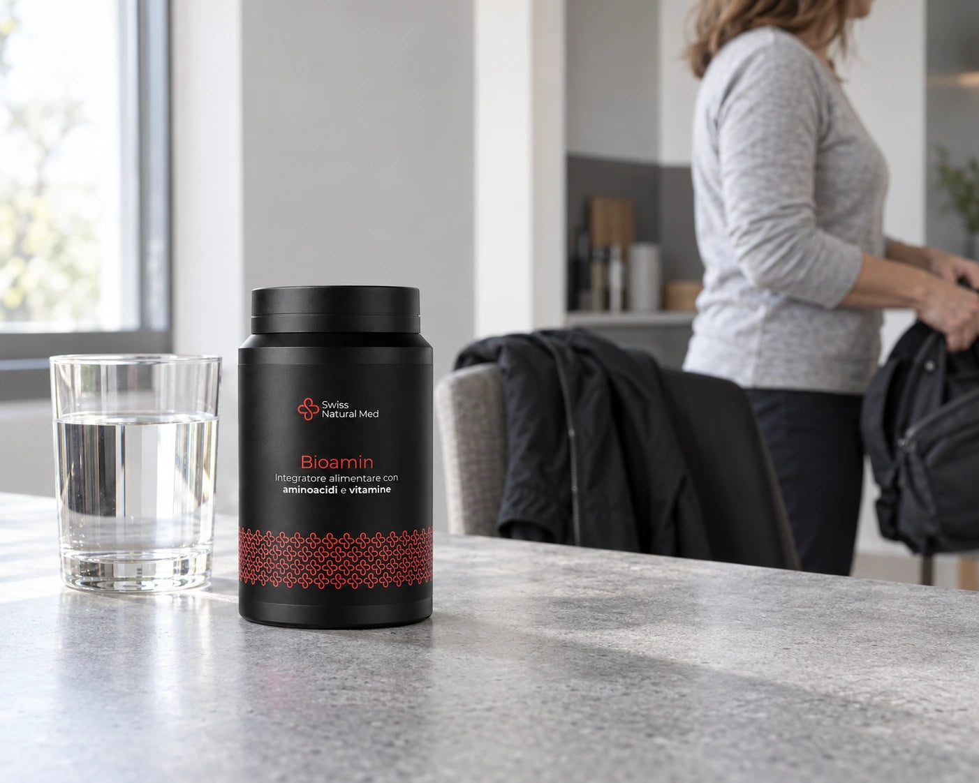 Bioamin dans une scène du quotidien, avec un verre d’eau.